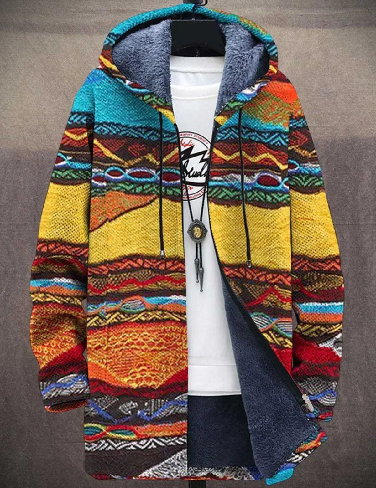 Μπροντέ - Κομψή ζακέτα που συνδυάζει πολυτέλεια και άνεση, με διακριτικές καλλιτεχνικές λεπτομέρειες.